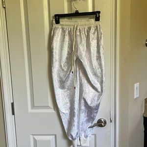 Cute booty joggers nwot